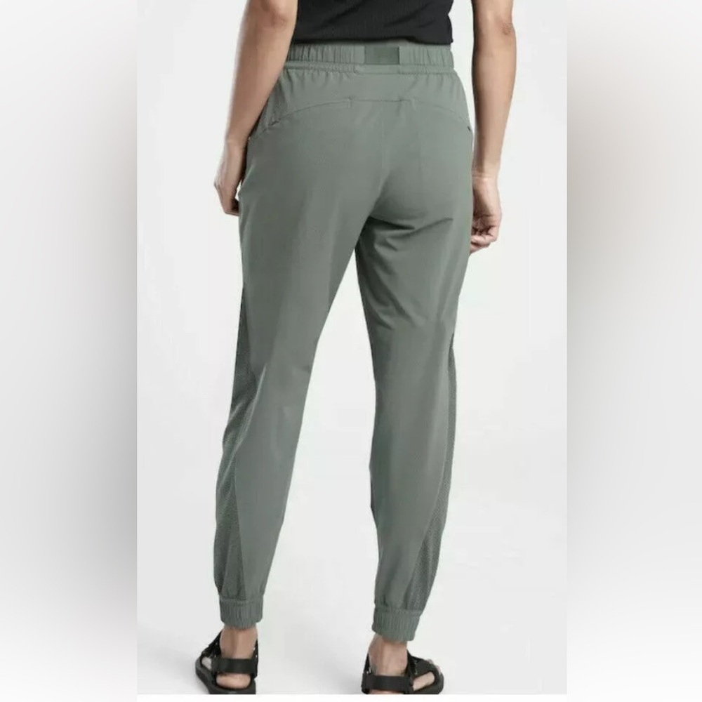 Athleta Quest Jogger in Bali Green size 6 Athleisure Outdoor - Picture 3 of 15